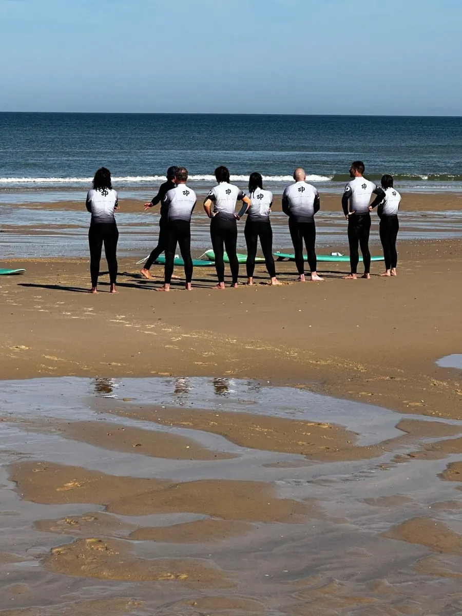 Les participantes en lycra alignées face à l'océan