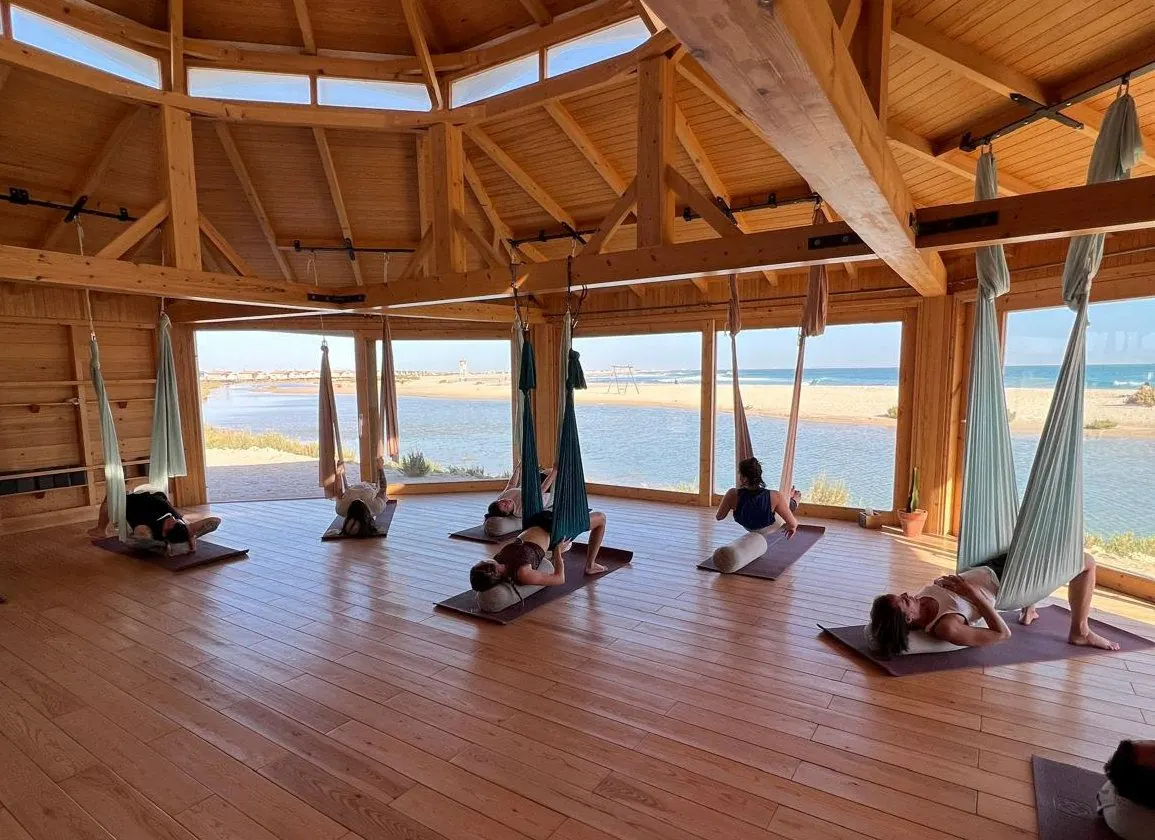 Cours de yoga aérien dans le lodge en bois de Dakhla, face à la lagune